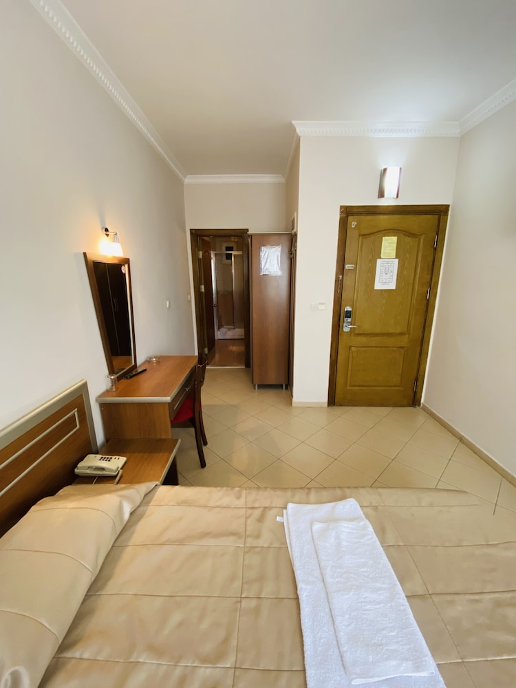 Lemon Hotel 10/50