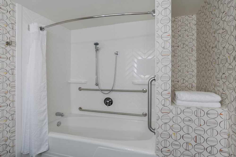 Holiday Inn Suites Pittsfield Berkshires 80/80