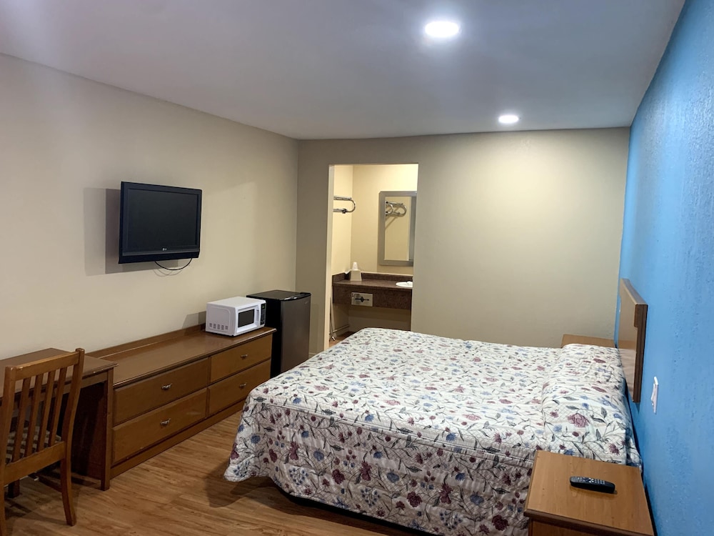 OYO Blue Star Inn 18/65