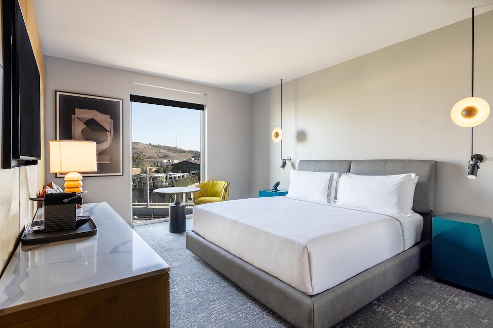 ROOM, KING BED