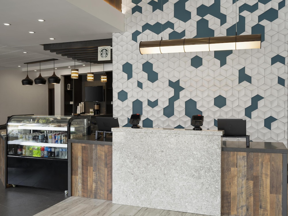 Hyatt Place West Des Moines/Jordan Creek 12/77