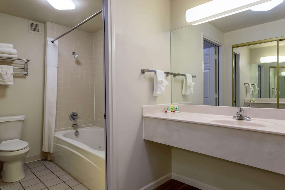 Days Inn by Wyndham Mountain Home 53/55