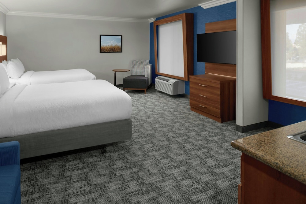 Holiday Inn Express Suites Rancho Cucamonga 22/57