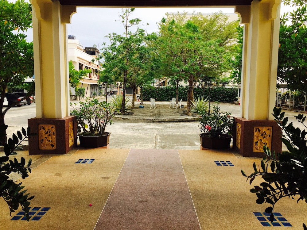 Mei Zhou Phuket Hotel 65/67