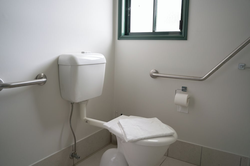 Wallaby Hotel 33/34