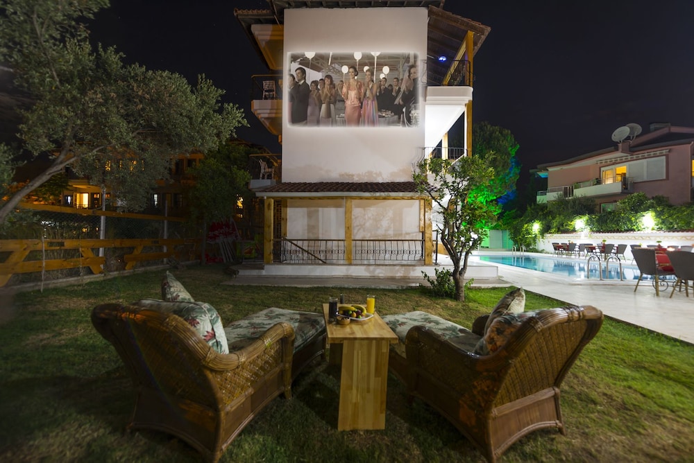 Amore Hotel 28/29