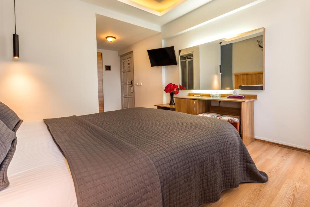 Standard, Double or Twin Bed, Lateral Side Sea View