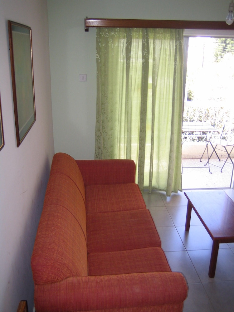 Onisillos Hotel 36/45