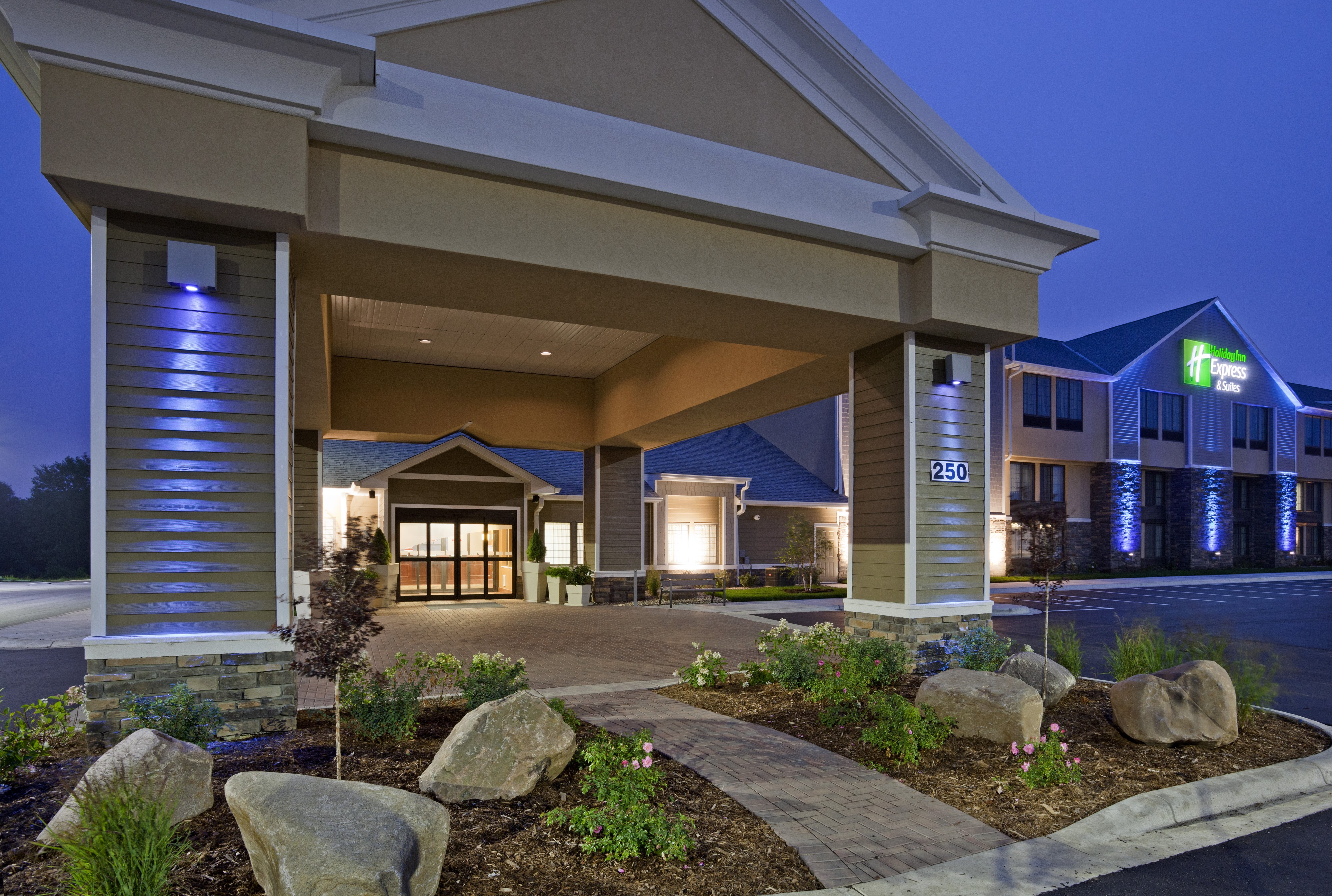 Holiday Inn Express Suites Willmar 2/50