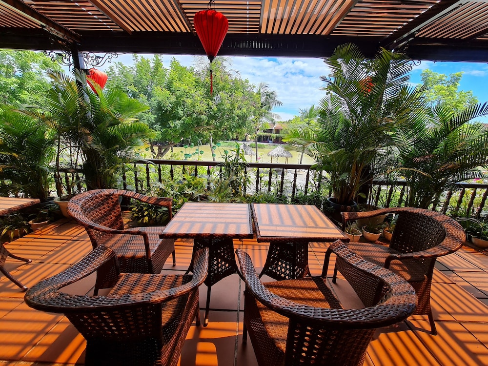 Long Life Riverside Hotel 20/26