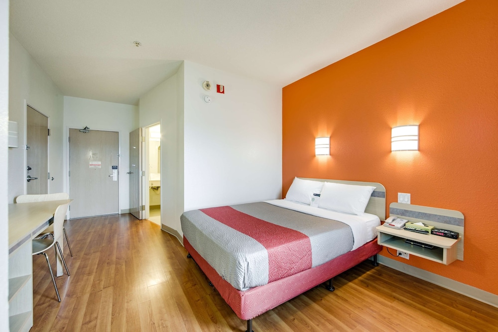 Motel6 Brampton, ON - Toronto 8/33