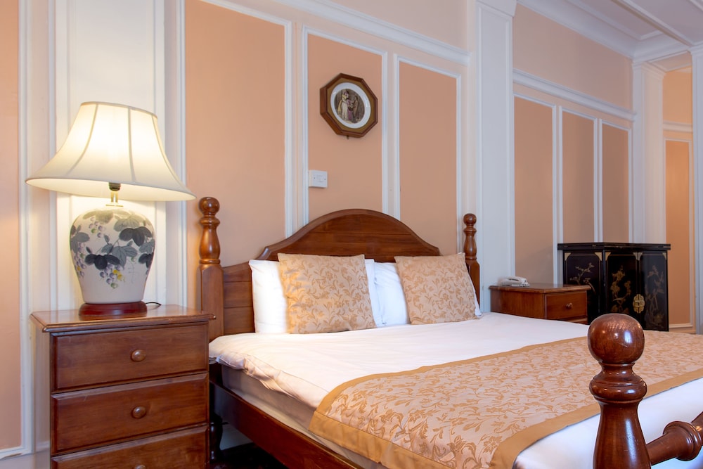 Adelphi Hotel 16/69