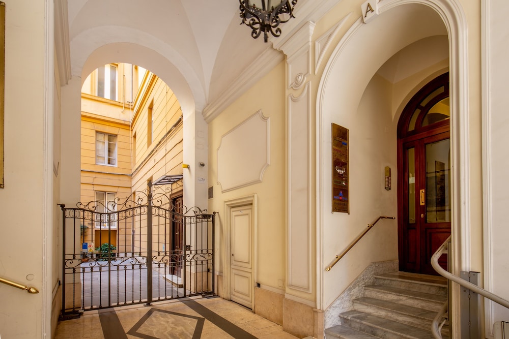 Courtyard Rome Suite 10/29