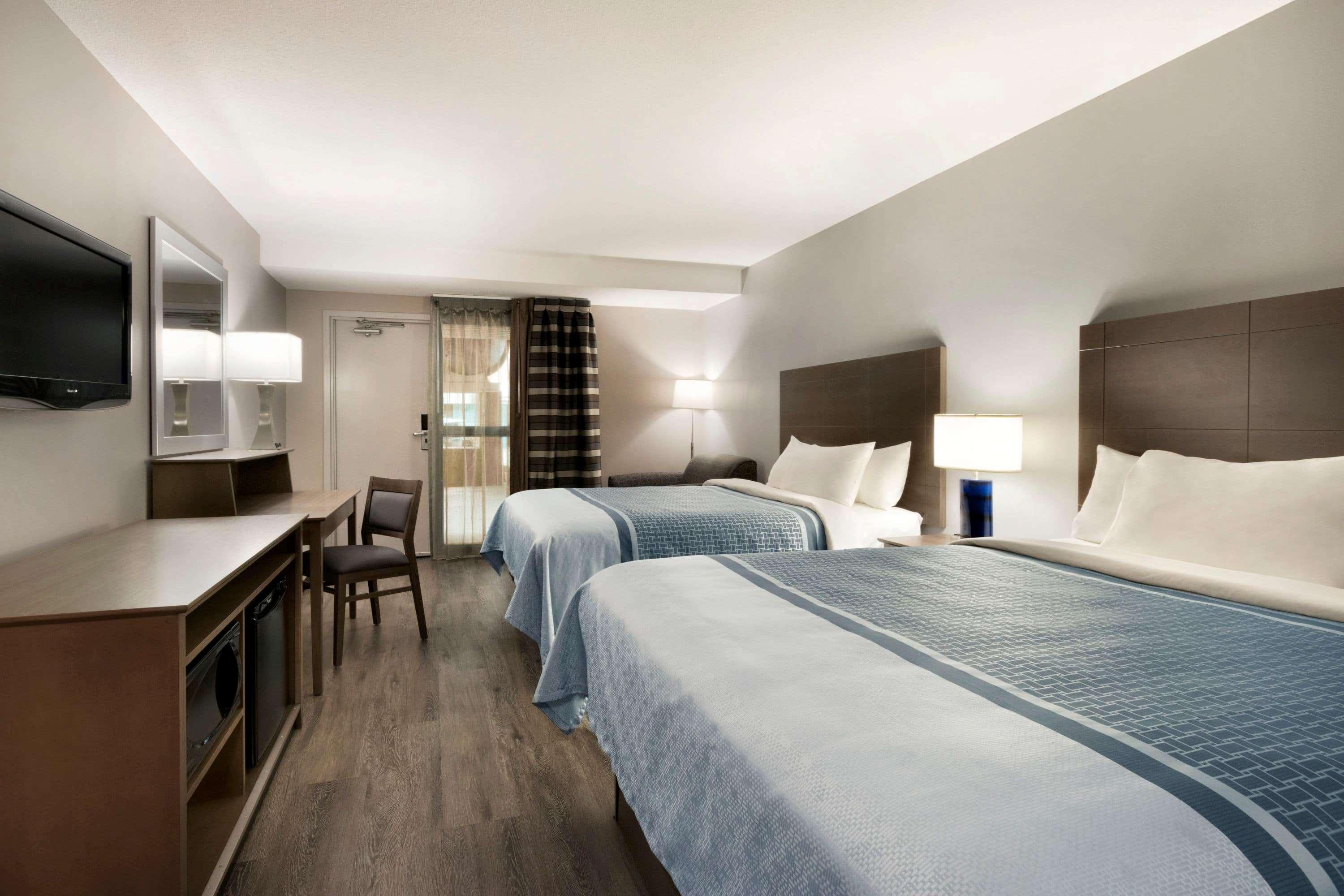 Deluxe, 2 Queen Beds, Pool Side