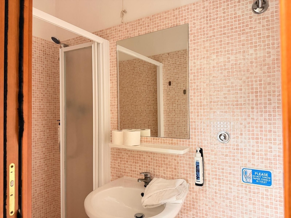 غرفة بسرير مزدوج، Concorde Hotel 4/4