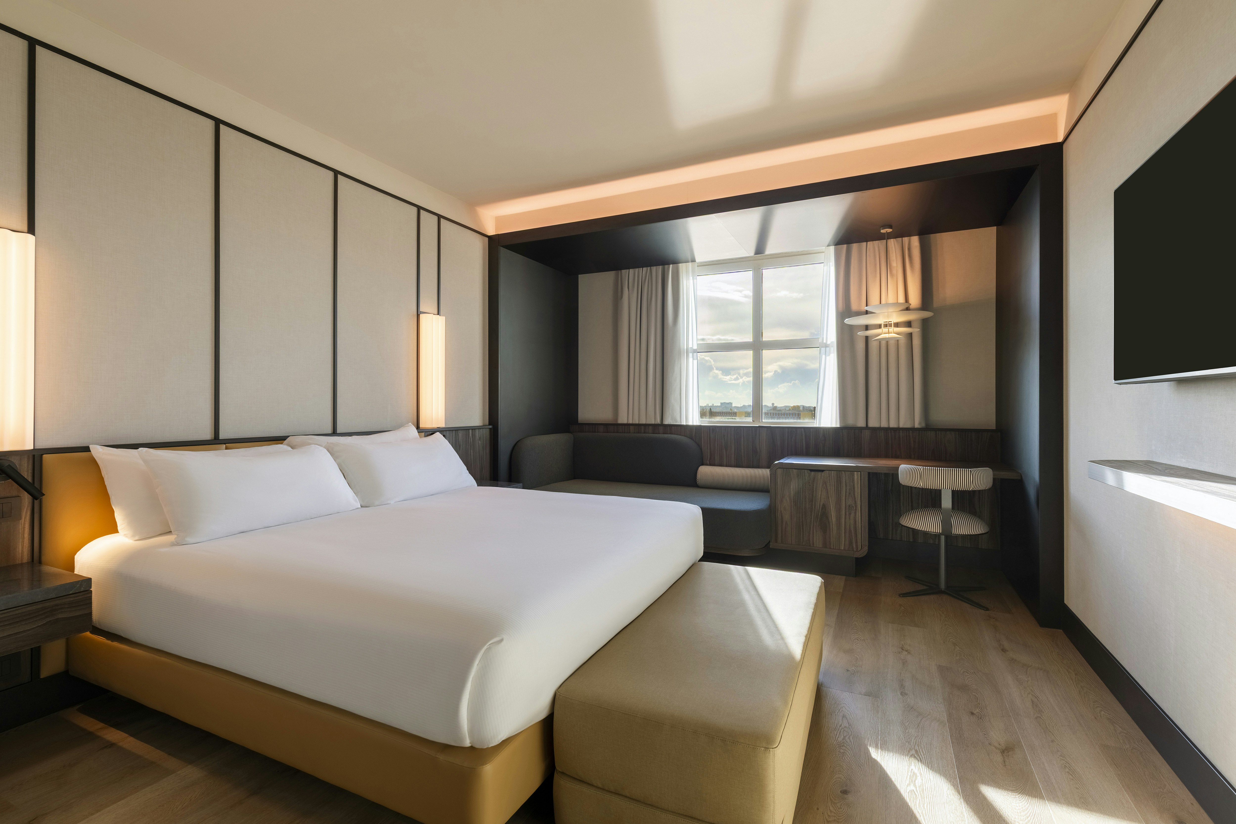 EXECUTIVE, KING BED