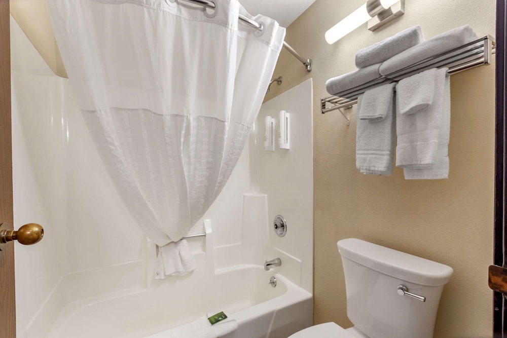 Clarion Pointe Racine - Mount Pleasant 33/36