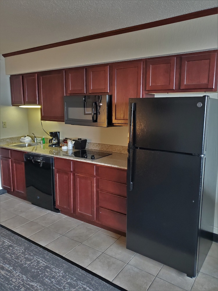 Cobblestone Suites Oshkosh 5/75