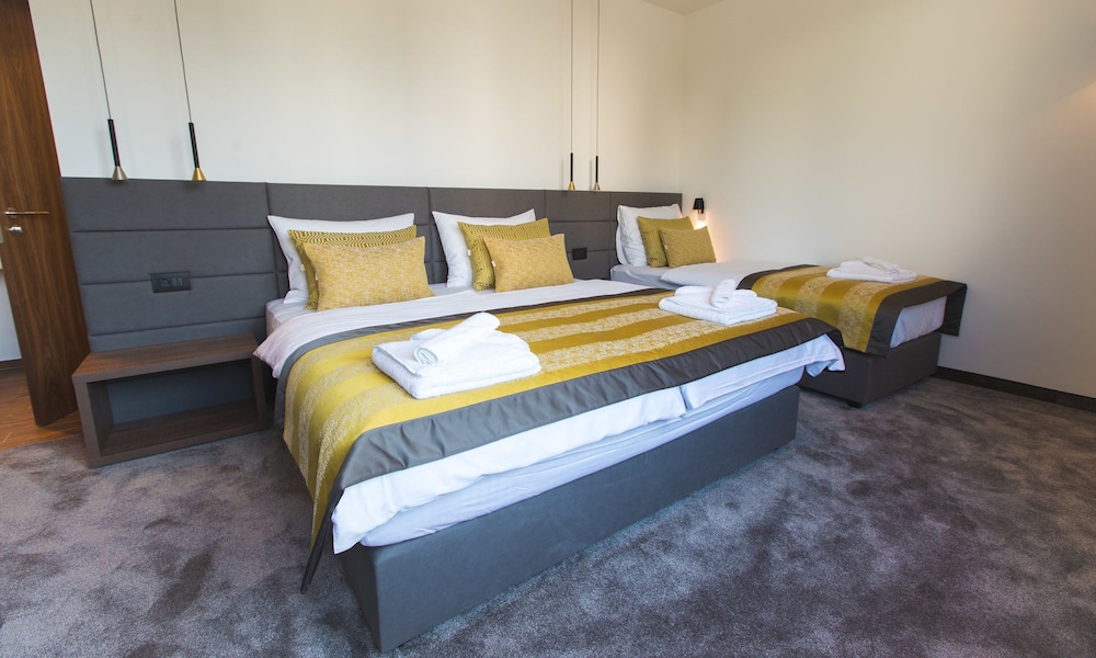 DELUXE, TRIPLE, 1 QUEEN AND 1 SINGLE BED