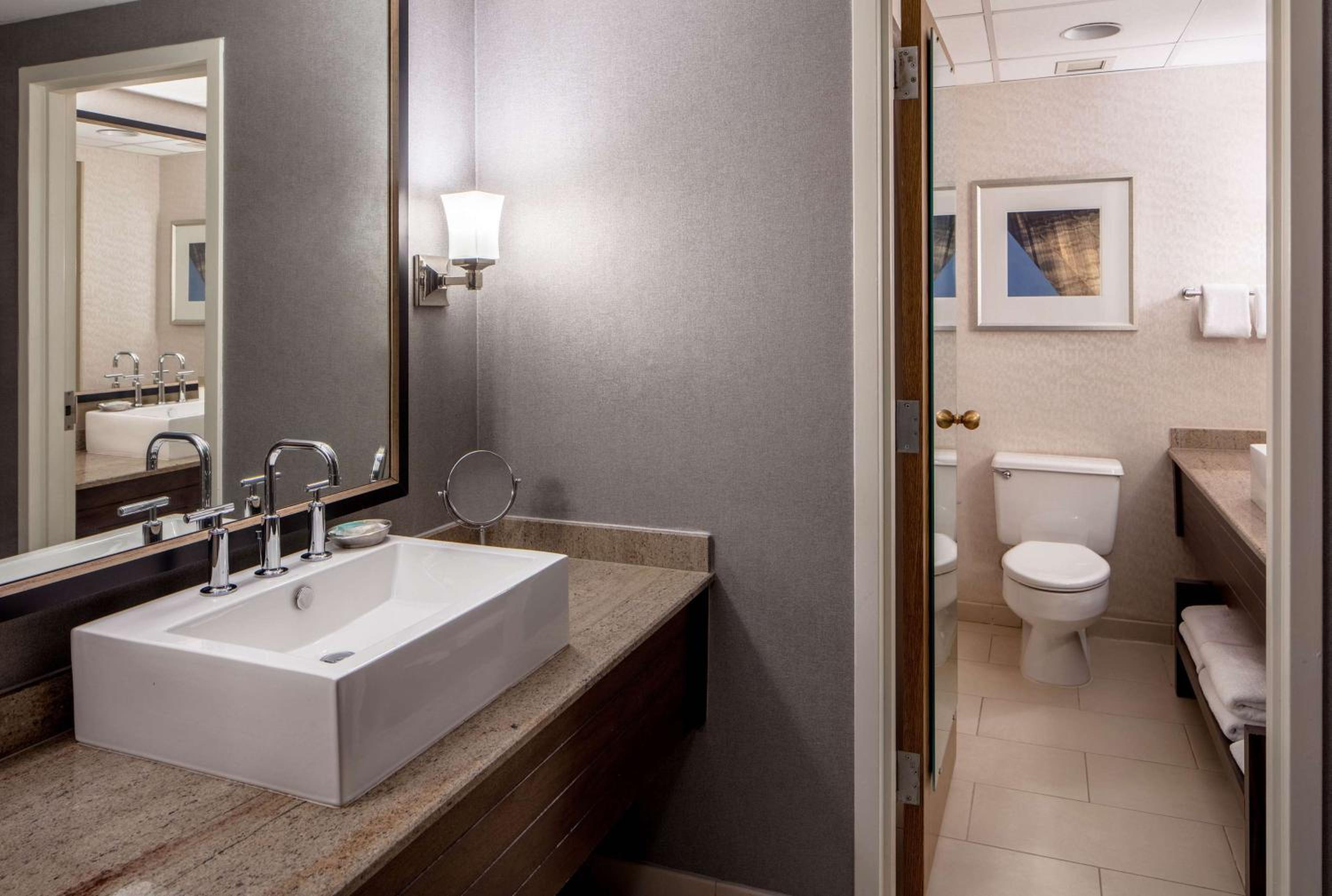 ROOM, QUEEN BED, ACCESSIBLE