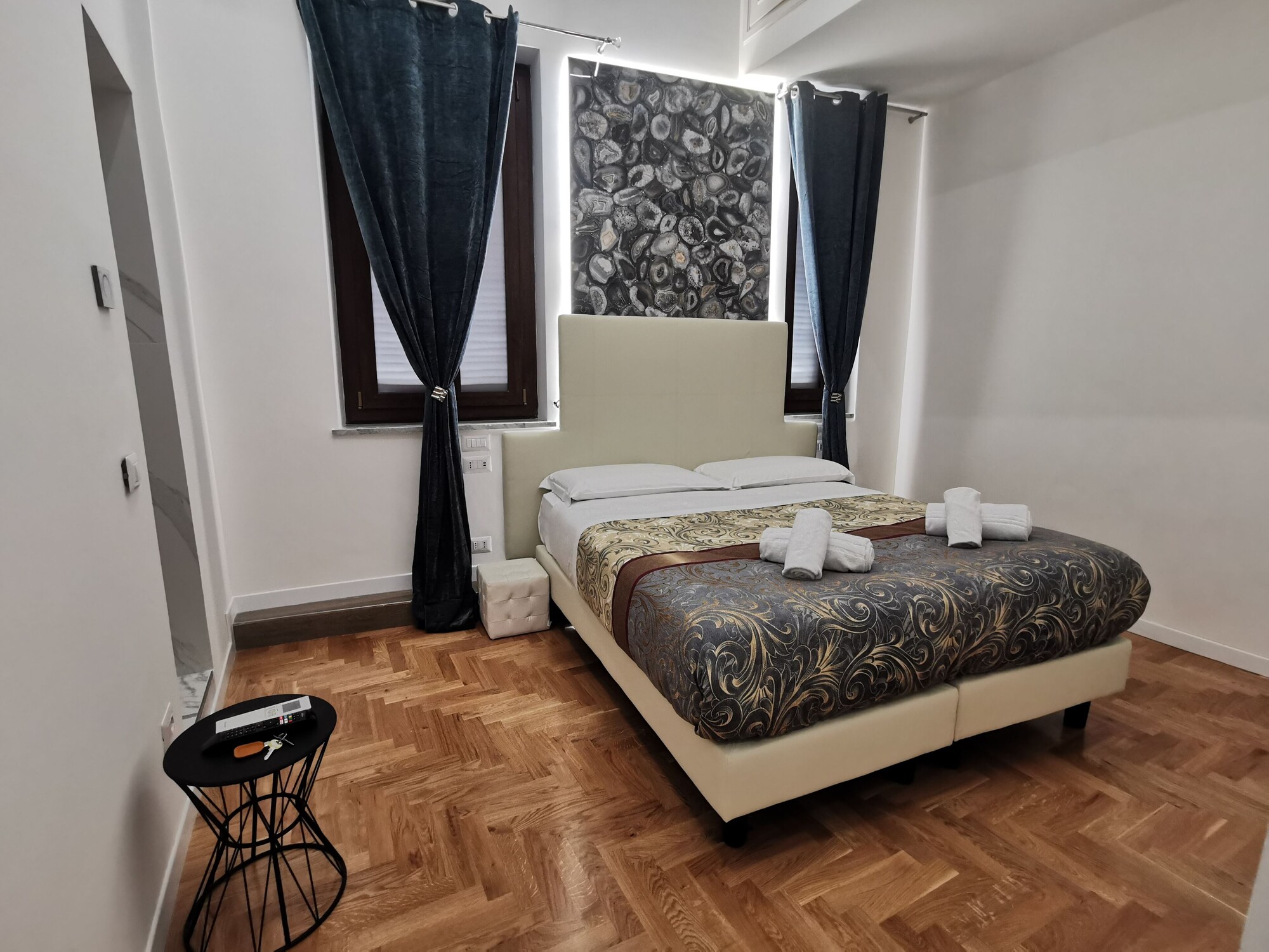 LUXURY, DOUBLE BED