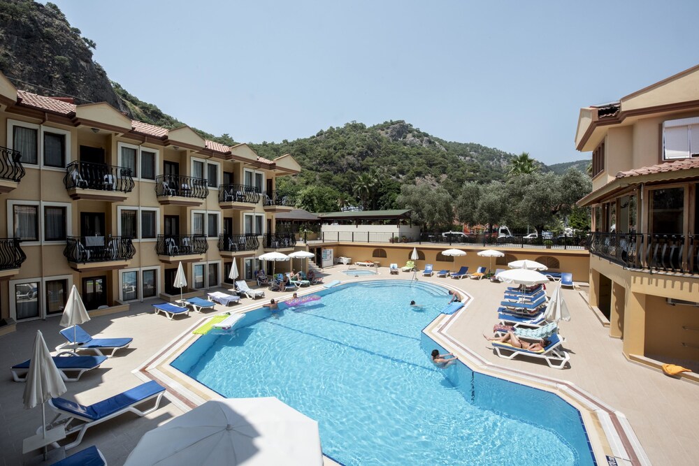 Belcehan Beach Hotel 32/34