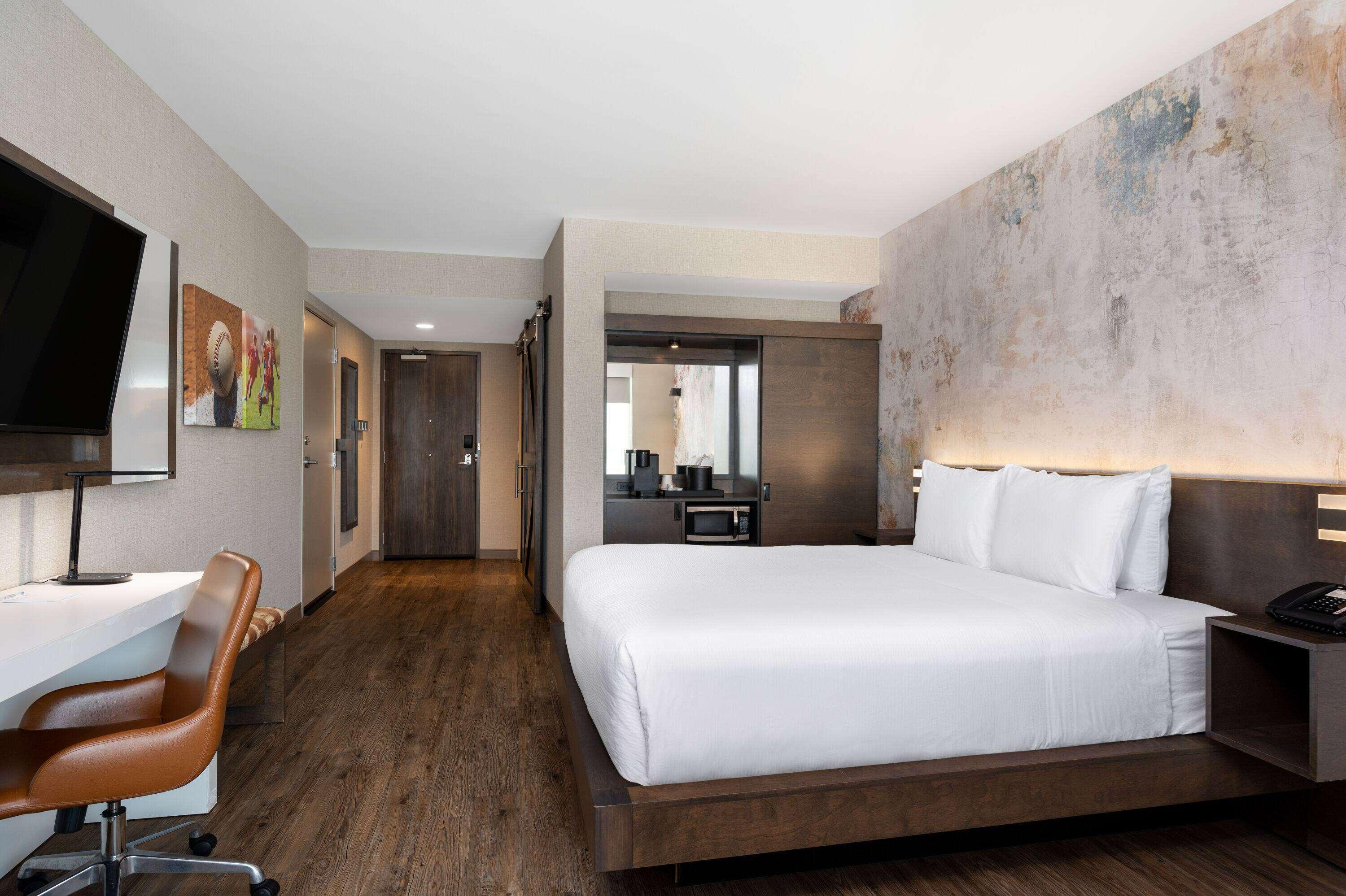 Suite, King Bed, Accessible
