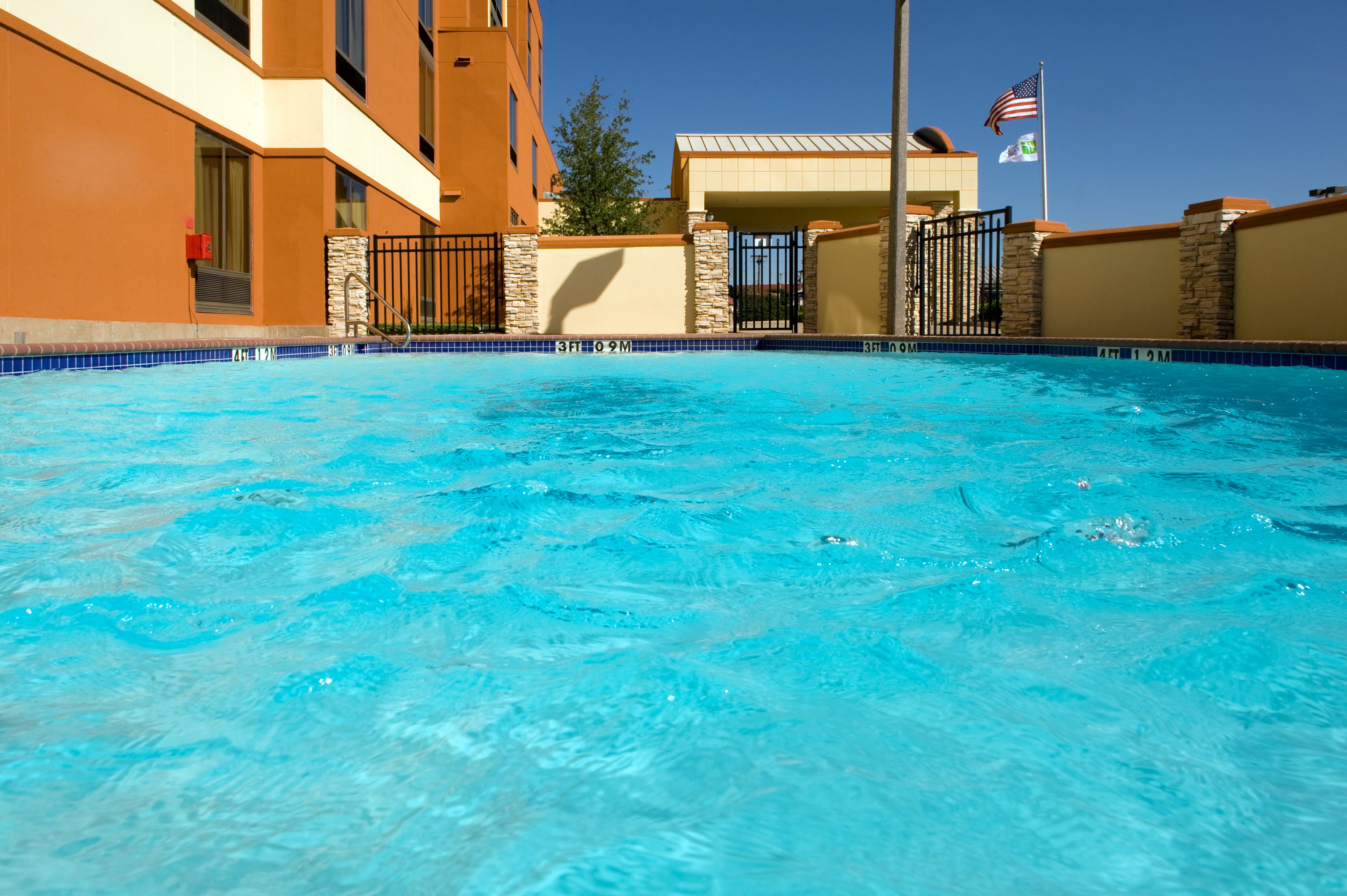 Holiday Inn Express Hotel And Suites Dallas Ft Worth Airport South 28/30