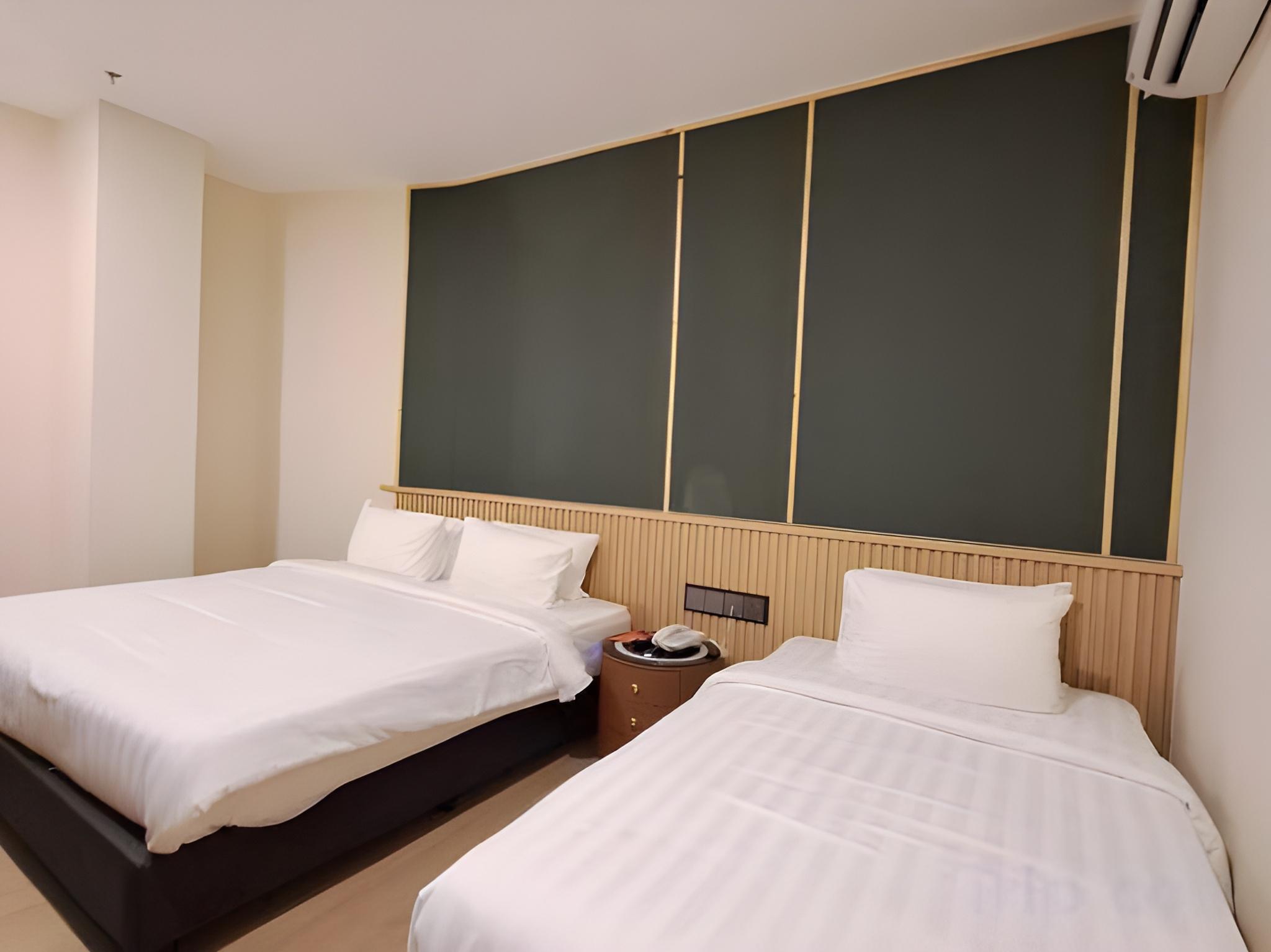 Executive, Triple, 1 King and 1 Single Beds, No Window