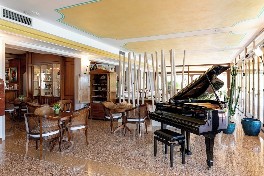 Villa Madrina Lovely and Dynamic Hotel 32/49