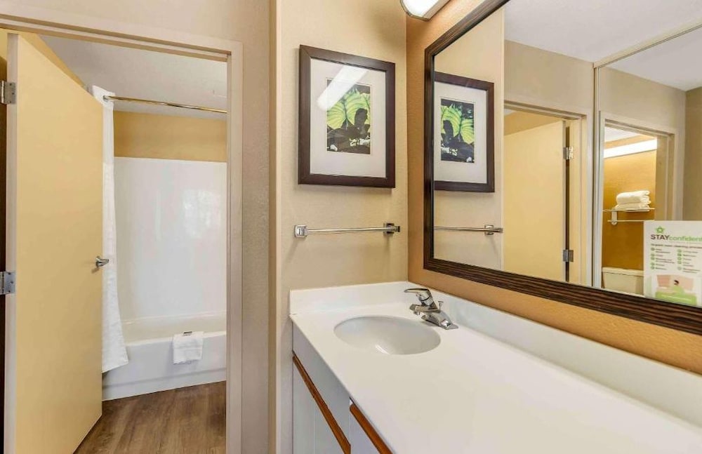 Studio 6 Extended Stay Chicago Vernon Hills Lincolnshire IL 53/58