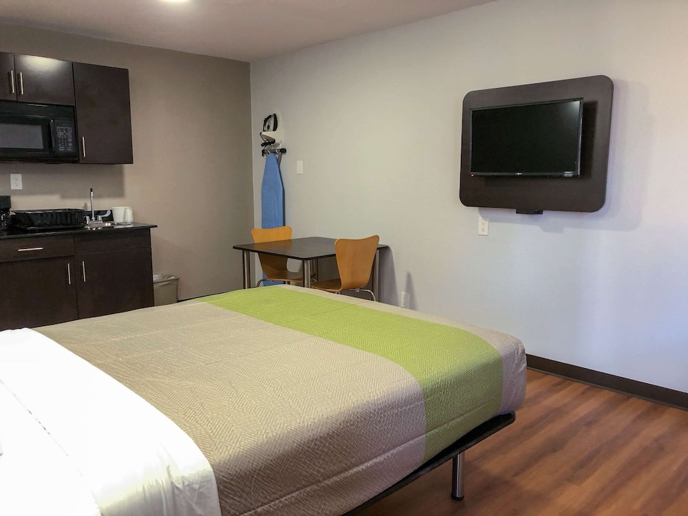 DELUXE, 2 QUEEN BEDS, KITCHENETTE