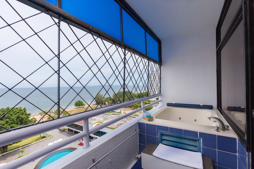 AMBASSADOR CITY JOMTIEN - OCEAN WING 50/50