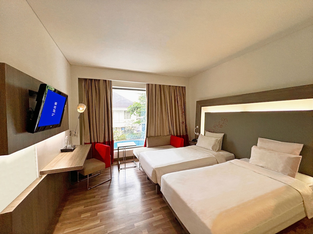EXECUTIVE, TWIN BEDS, POOL SIDE, POOL ACCESS