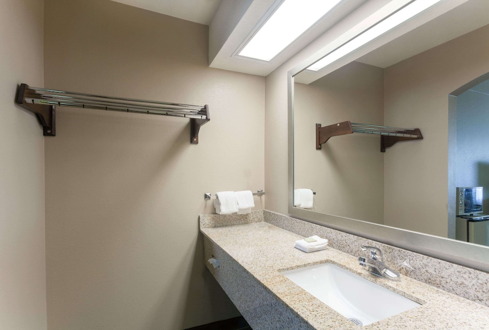 غرفة قياسية بسريرين كوين، Super 8 By Wyndham Clarksville Northeast 5/7