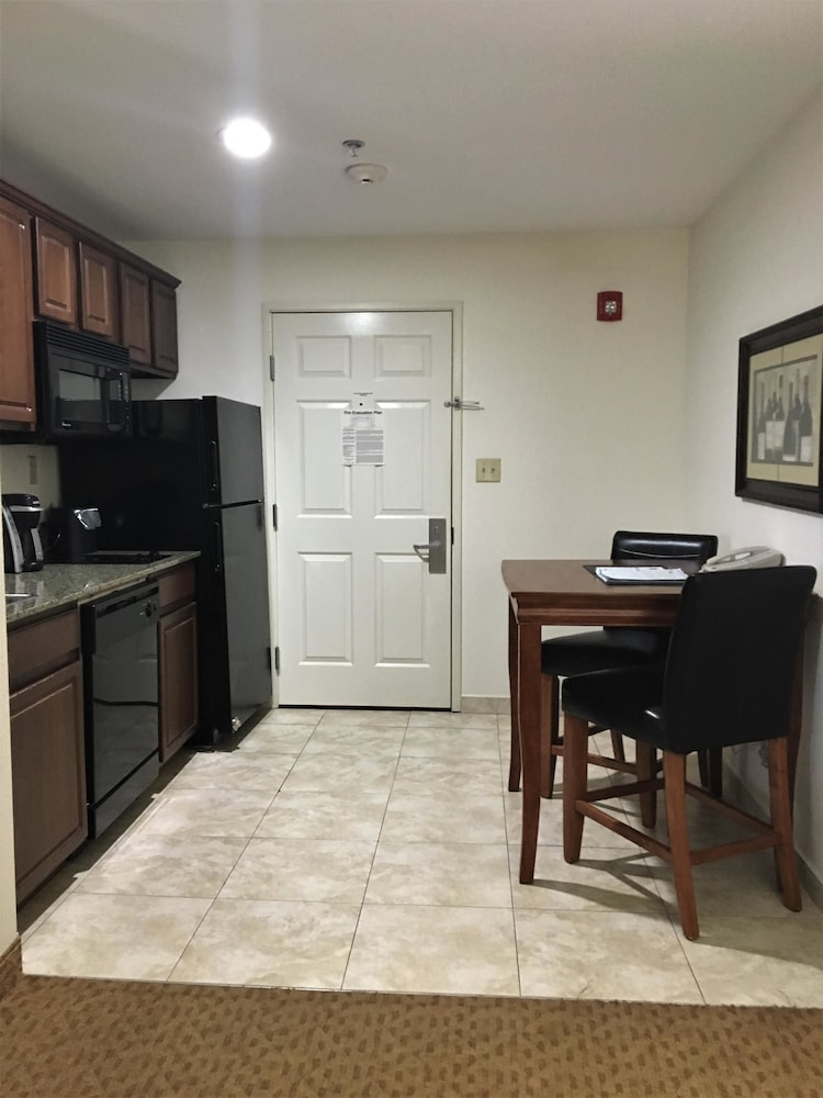 Best Western Plus Valdosta Hotel and Suites 33/41