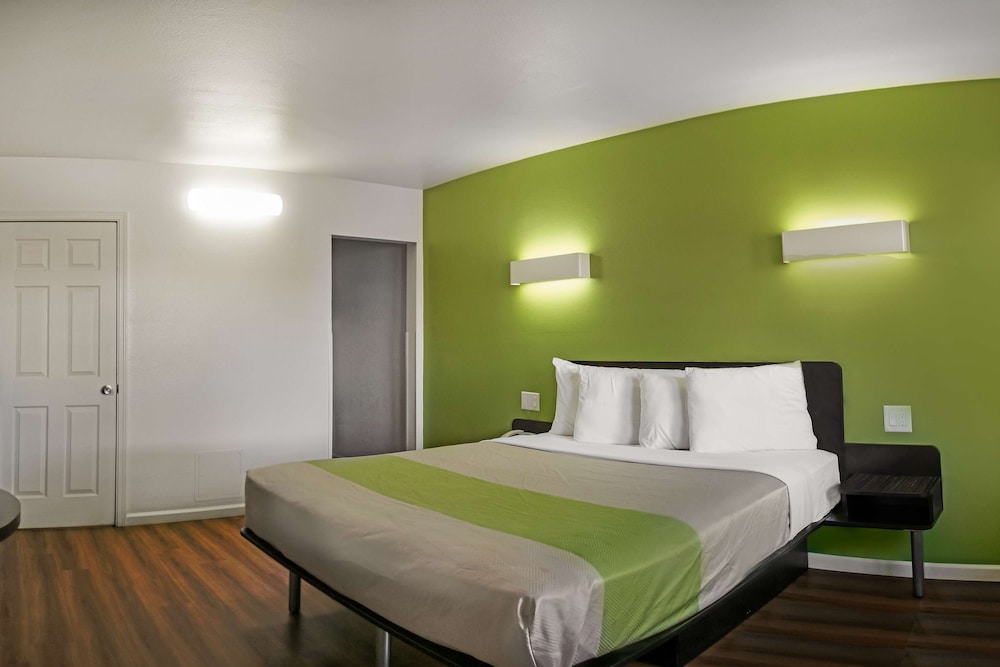 Motel6 Visalia, CA 26/50