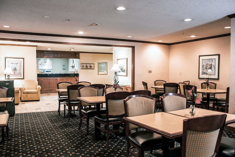 La Quinta Inn and Suites by Wyndham Cincinnati North 31/38