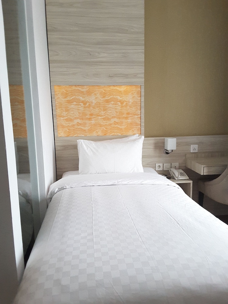 Front One Akshaya Hotel Karawang 25/61