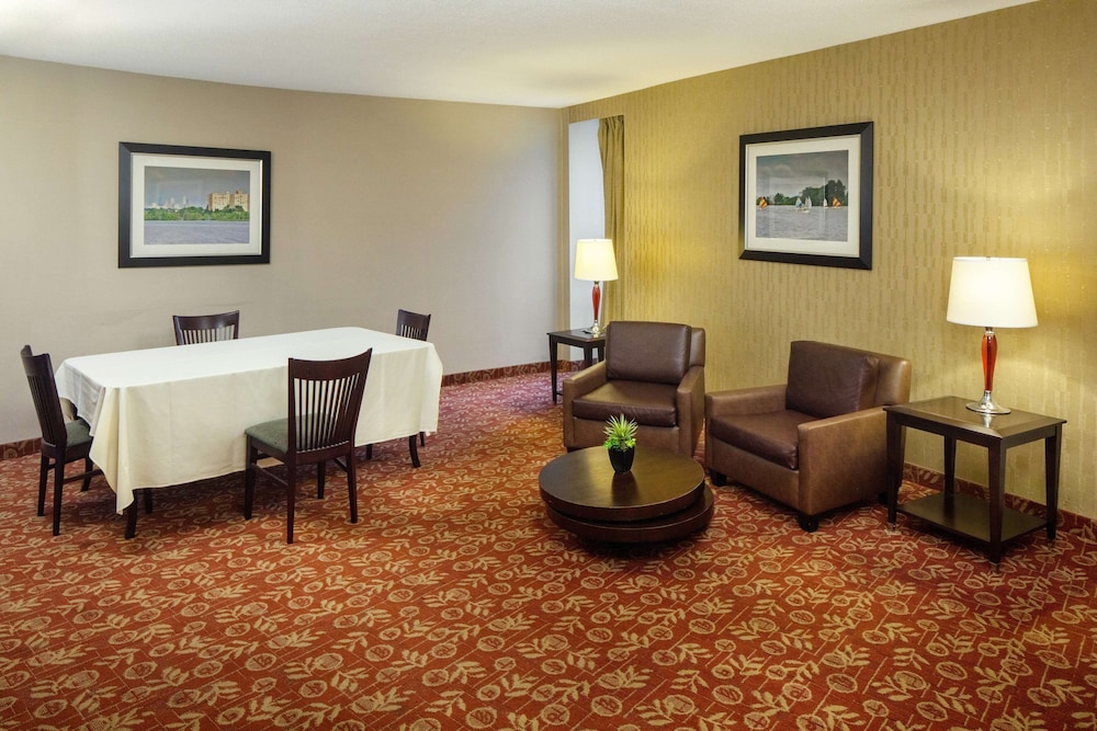 DoubleTree by Hilton Cherry Hill Philadelphia 24/46