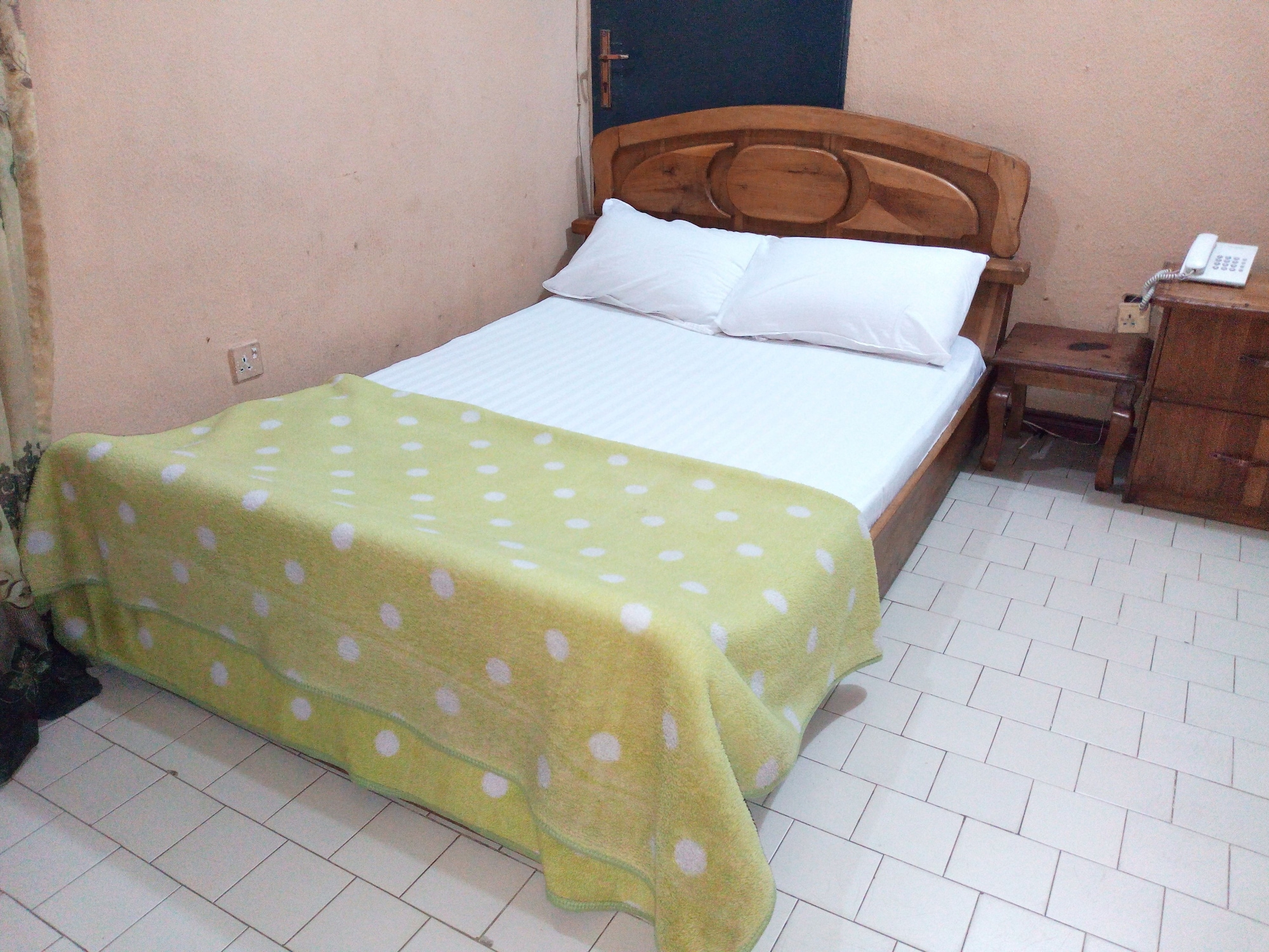 ROOM, SINGLE