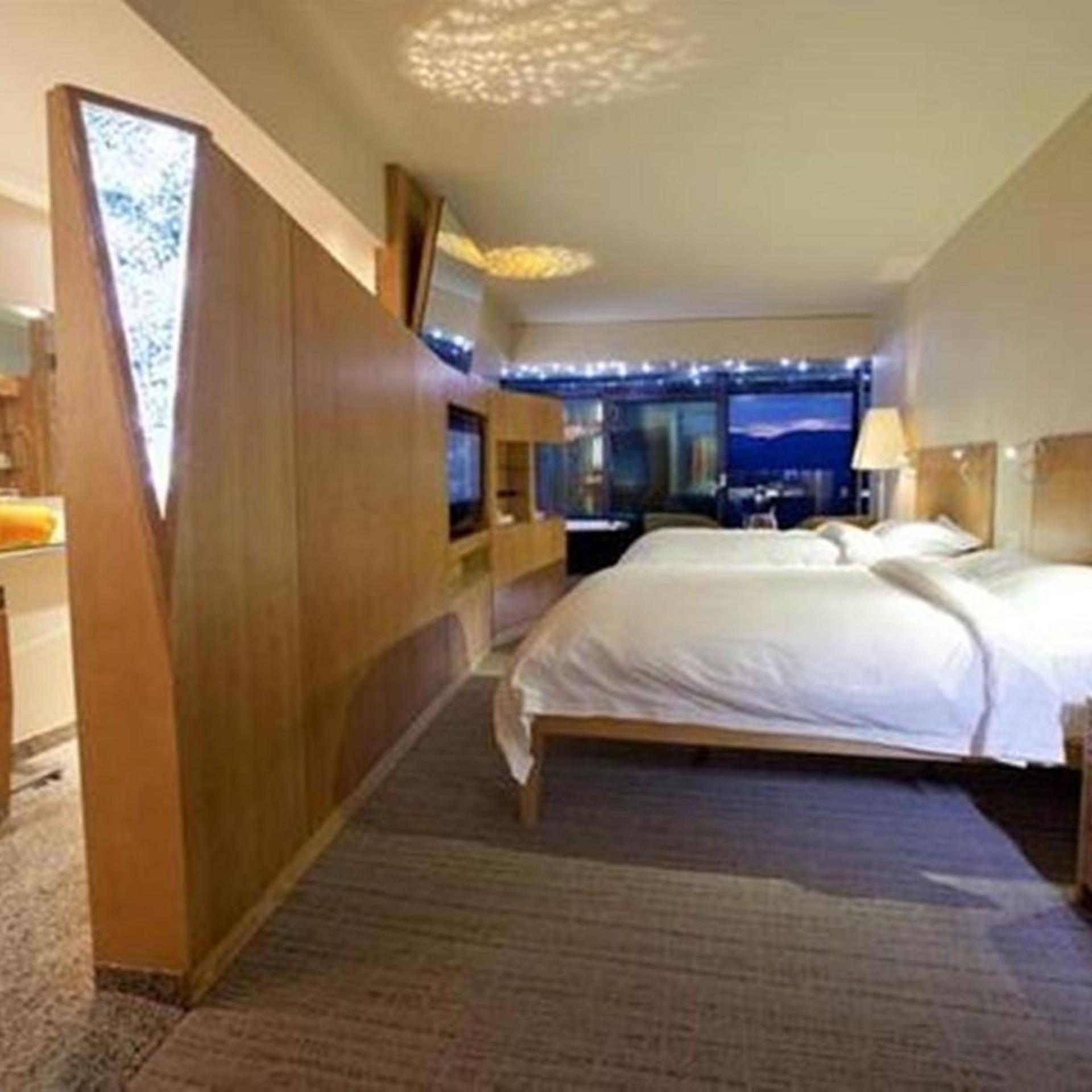 Standard, Queen Bed
