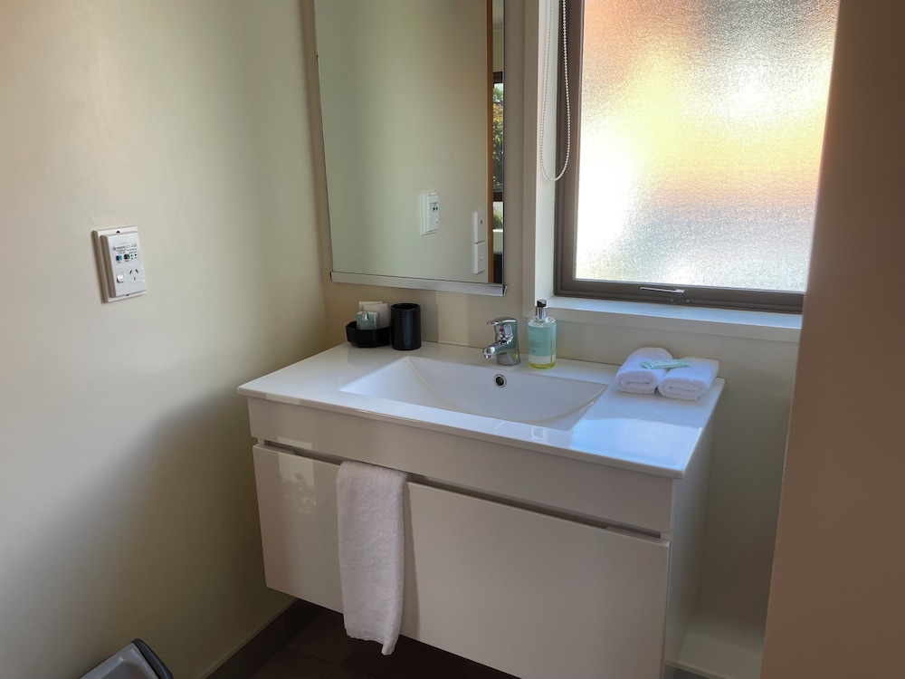 Allan Court Motel 62/66