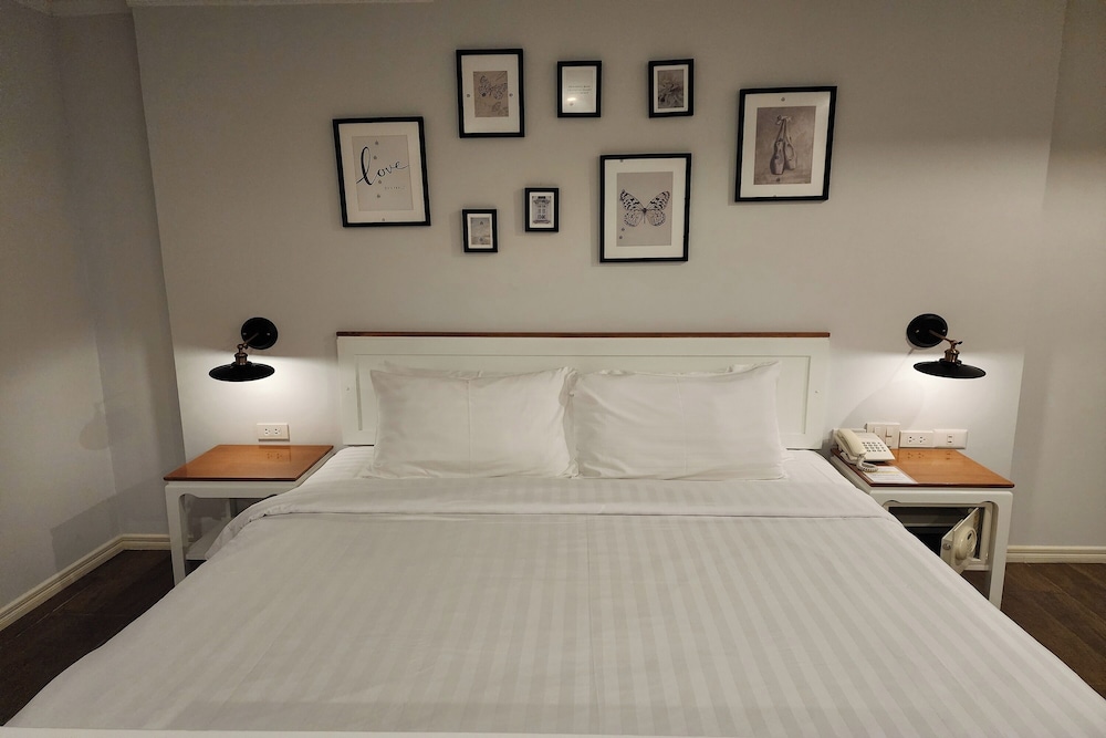 J Place Hotel 16/50