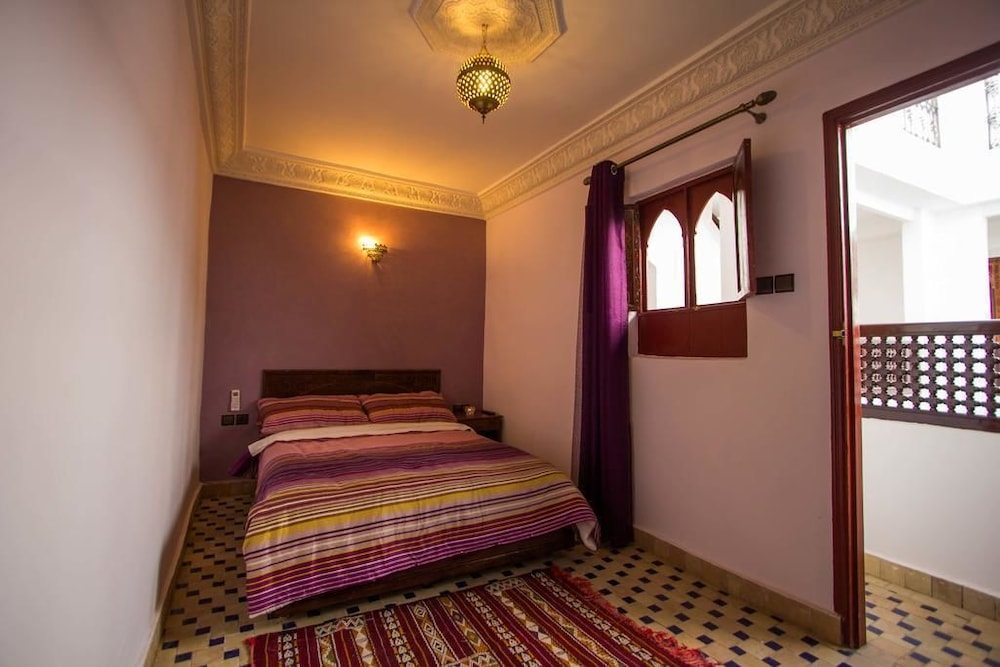 ROOM, QUEEN BED