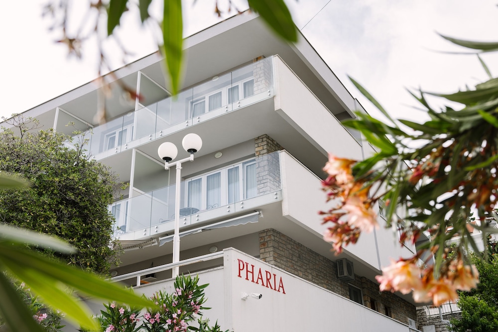 Pharia Aparthotel 4/61