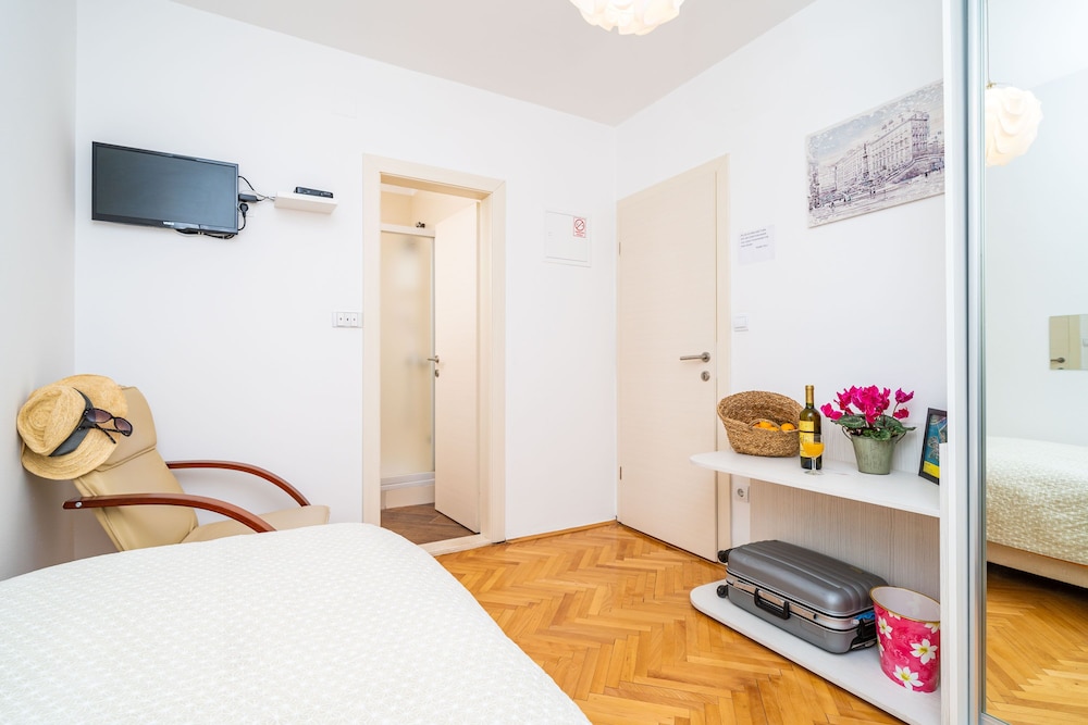 Jele Rooms 24/50