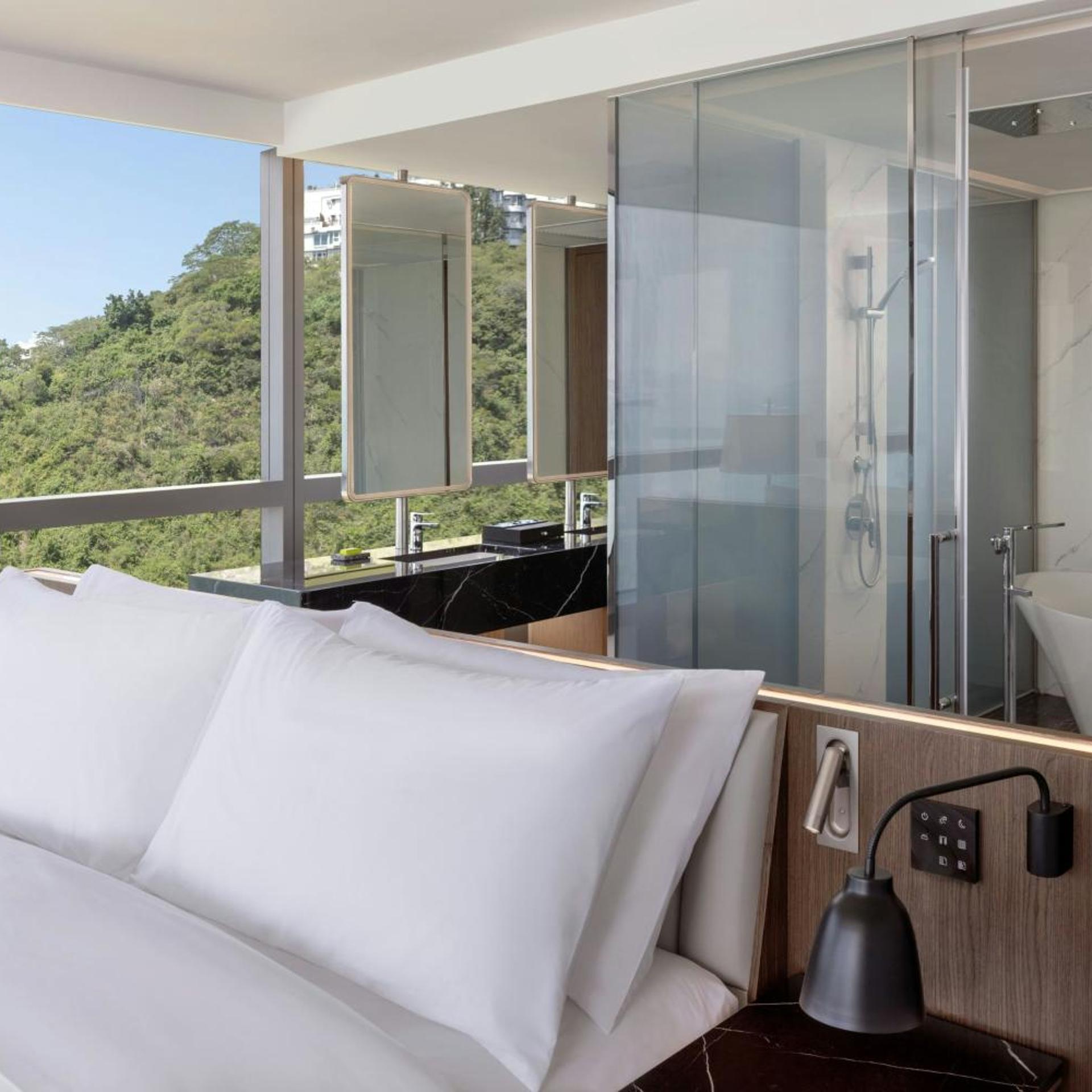 Le Meridien, Suite, King Bed, Ocean Front, Large، Le Meridien Cyberport Hotel 2/4