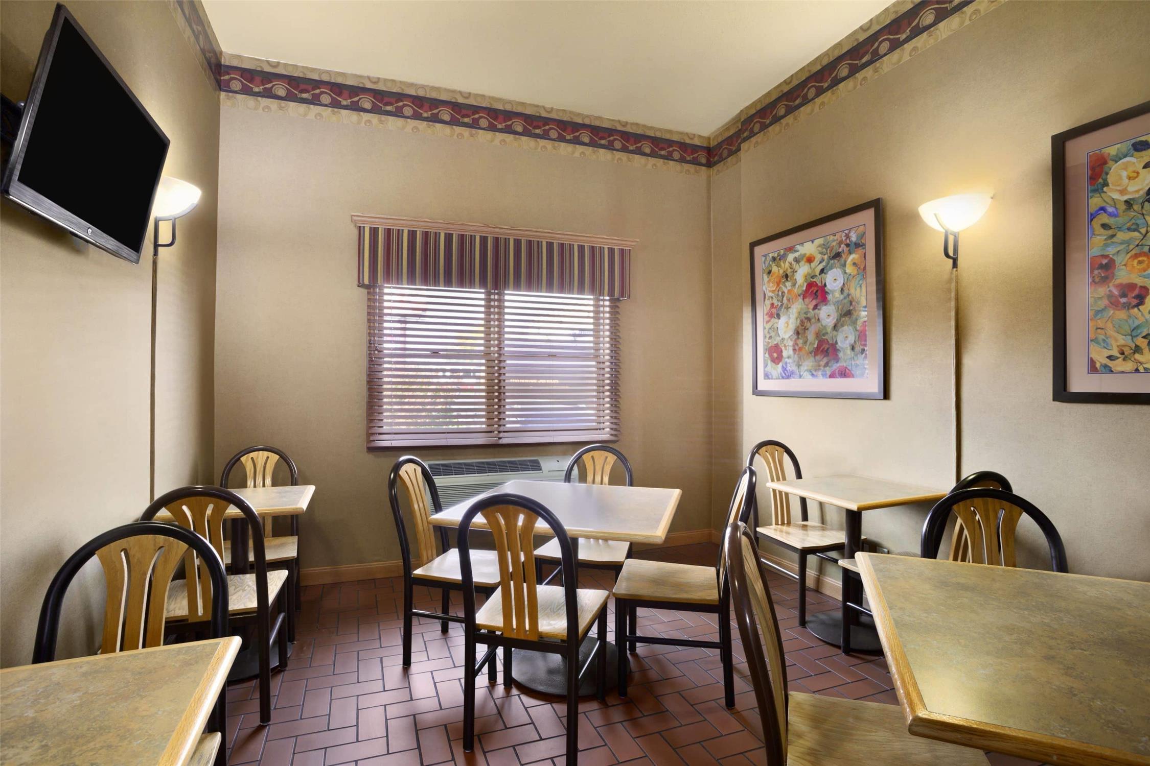 Super 8 By Wyndham Alton 4/6