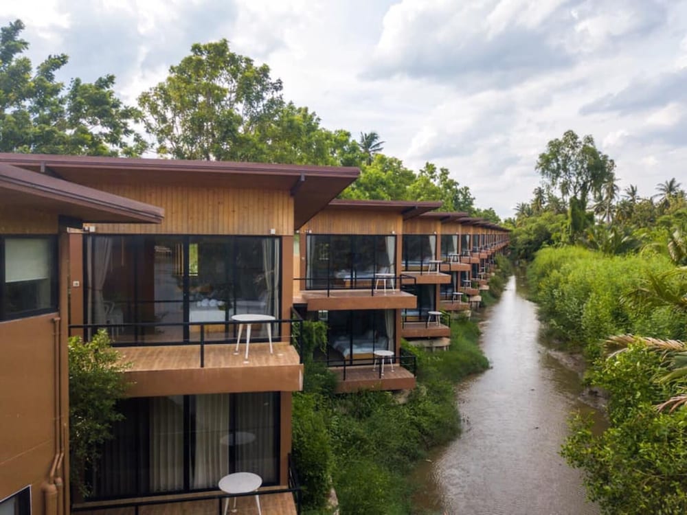 The Grace Amphawa 1/50